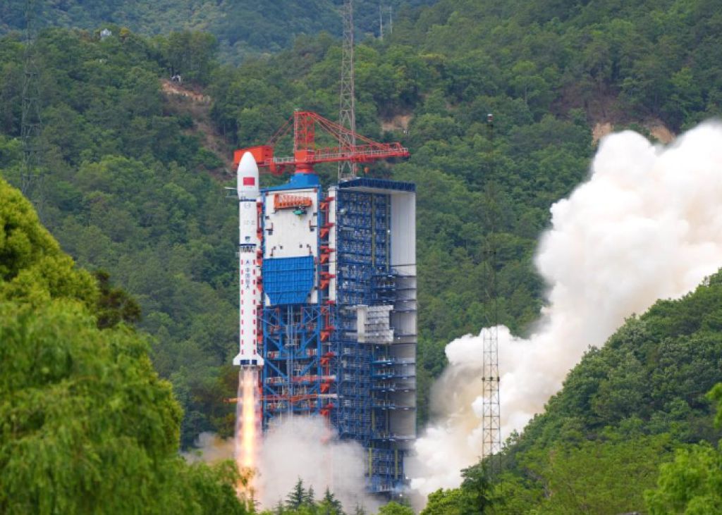 A Long March-2D carrier rocket carrying test satellites for internet technology lifts off from Xichang Satellite Launch Center.